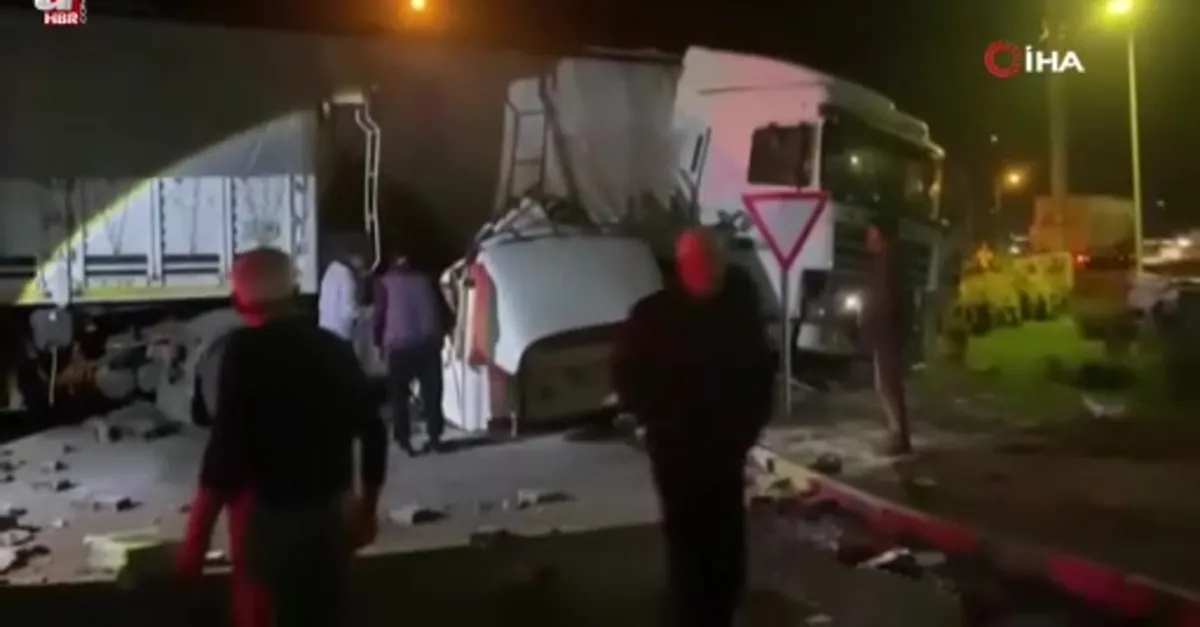 2 tır kavşakta çarpıştı: 2 yaralı