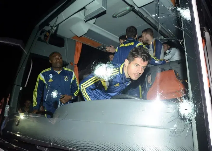 fenerbahce-otobusune-saldiri-sorusturmasinda-yeni-gelisme-5-supheliye-yonelik-operasyon-gerceklestirildi-1786433989462.jpeg Olayda otobüsün şoför tarafındaki camı kırılırken sürücü başından yaralanmıştı. (Fotoğraf: DHA)