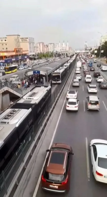 beylikduzunde-cile-yolcu-metrobusun-onunu-kesti-1654801553831.jpg İstanbullular çileden çıktı! Yolcu metrobüsün önünü kesti - 3