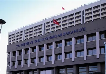 Bakanlık hazırladı Başkan Erdoğan imzaladı! Kamuda enerji tasarrufu: Çatı ve otoparklara güneş enerjisi panelleri kurulacak | Öncelik elektrikli araçlarda