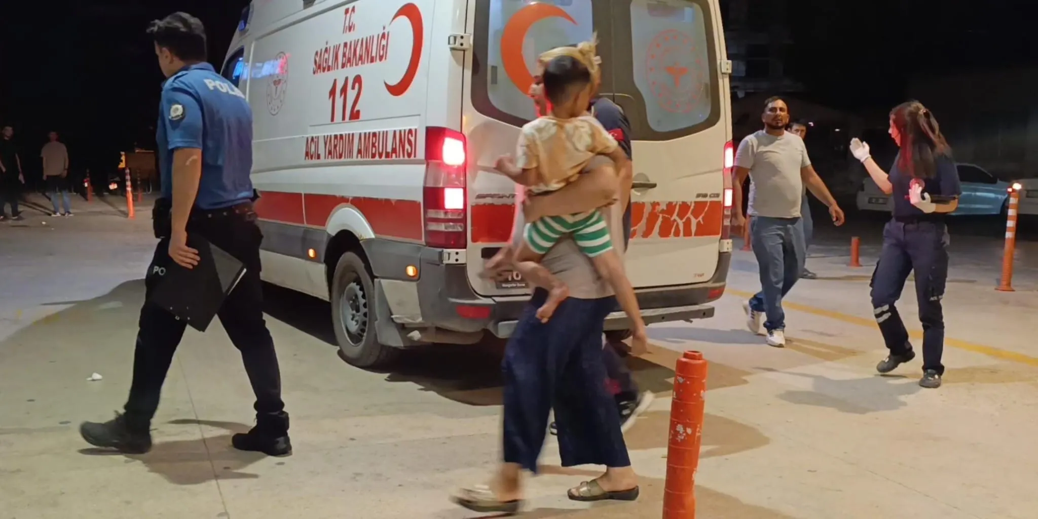 Tüfekle dehşet! Saçmalar baba ve 4 yaşındaki oğluna isabet etti