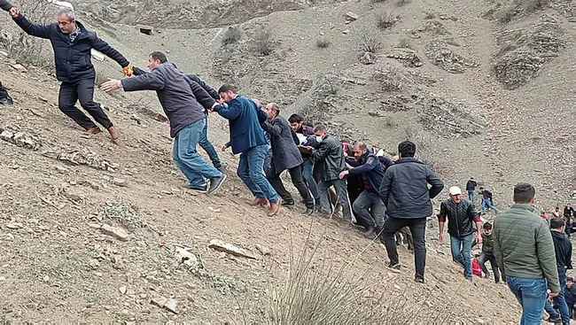 Son dakika: Batman'da öğrenci servisi 300 metreden yuvarlandı! Ölü ve yaralılar var - 4