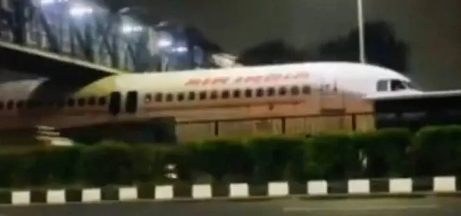 Hindistan’da bir garip uçak kazası: Köprü altında sıkıştı! Sosyal medya bunu konuşuyor