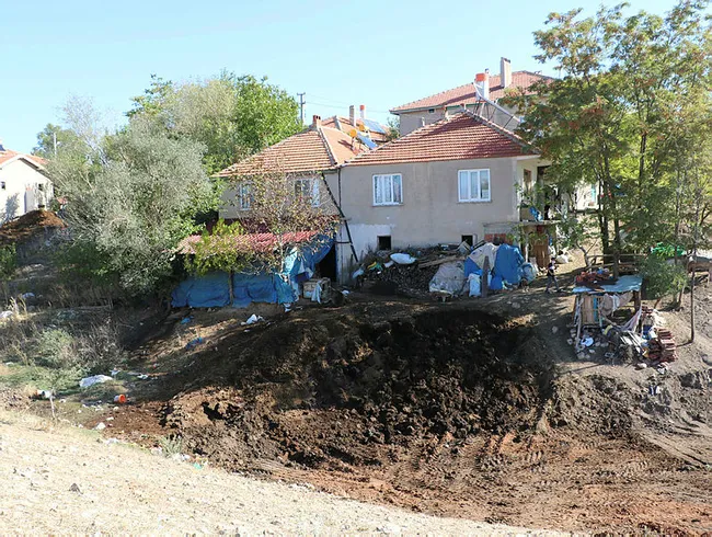 Afyonkarahisar'da kabus evi! Duvarlarında çatlak oluşan evlerde korkuyla yaşıyorlar - 3