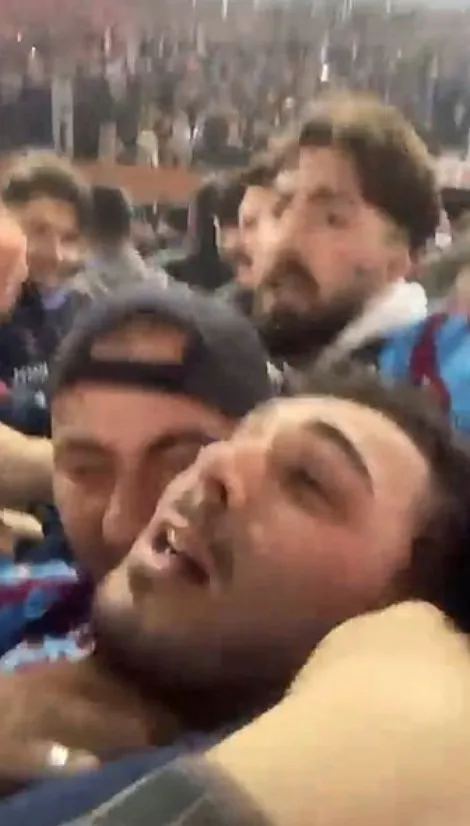 Trabzonspor’un yıldızı Abdülkadir Ömür yüzlerce taraftarın arasında kaldı! Sevgi gösterisinde fenalaştı: Nefes alamadım