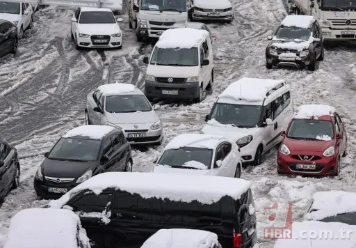 İstanbullunun kabus gecesi! 15 saattir yolda kalan vatandaş: Su ve bisküvi ile duruyorum 22