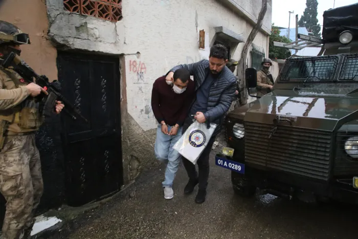Son dakika: Adana’da şafak vakti DEAŞ operasyonu! Zırhlı araçla kapı açıldı: 3 gözaltı - 3