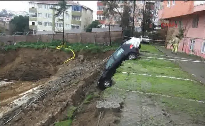 Kadıköy'de toprak kayması: 4 katlı bina boşaltıldı! - 1