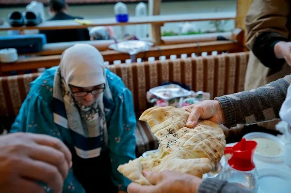 Saraybosna'nın tarihi camisinde 'mahalle iftarı' - 1