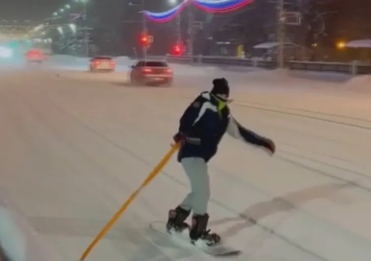 Otomobille snowboard yapan genç polis yakalandı