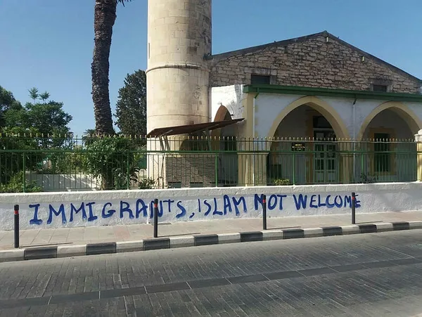 Güney Kıbrıs’ta camilere yönelik provokasyonlar devam ediyor! Türkiye karşıtı Yunanca bu sözleri yazdılar... - 2