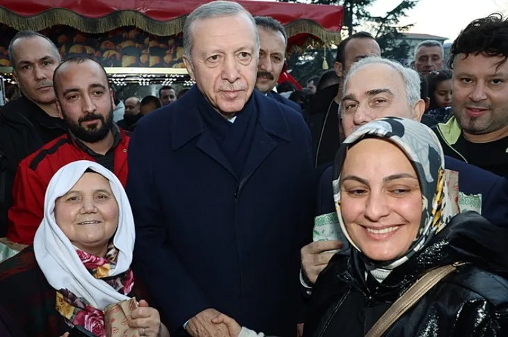 Başkan Erdoğan İstanbul’da! Sultanhahmet’te vatandaşların kandilini kutladı