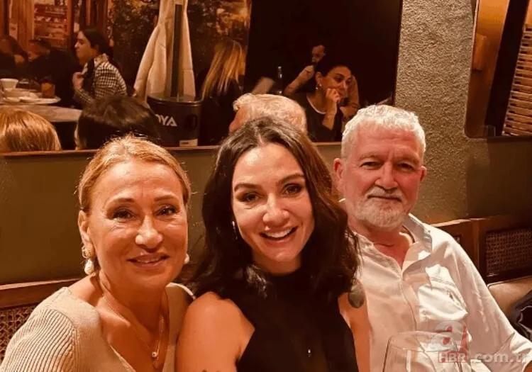 Birce Akalay ailesini paylaştı! Güzelliğiyle kızını solladı 4