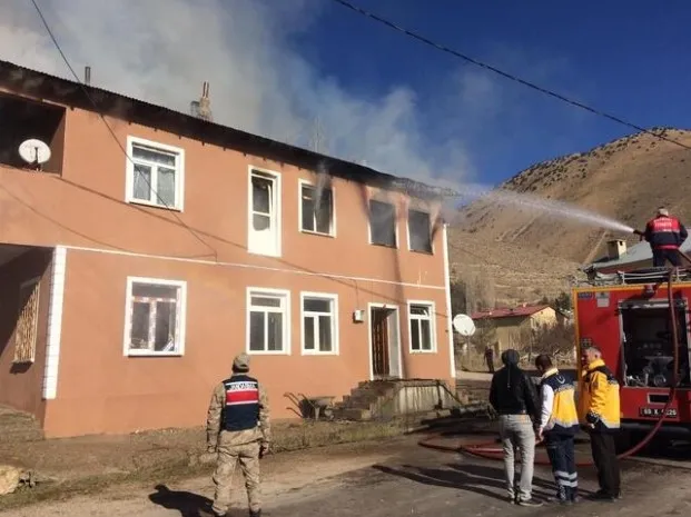 Bayburt'ta evde çıkan yangında 3 kişi hayatını kaybetti - 4