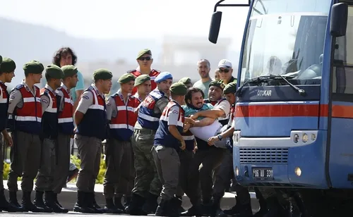 Mahkeme başkanı, yüzsüz FETÖ'cüleri salondan attı - 1