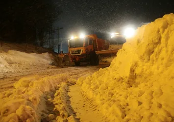 Bolu'da yoğun kar! Araçlar kar küreme araçlarını takip ediyor! Çok sayıda otomobile geçiş izni verilmiyor
