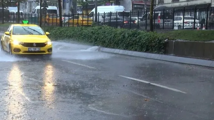 HAVA DURUMU | İstanbul'da beklenen sağanak başladı! İstiklal Caddesi ve Mısır Çarşısı göle döndü | İşte görüntüler - 5