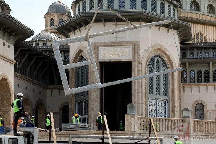 Taksim Camii'nde sona doğru: Dev avize takıldı! 20 metre yüksekliğinde
