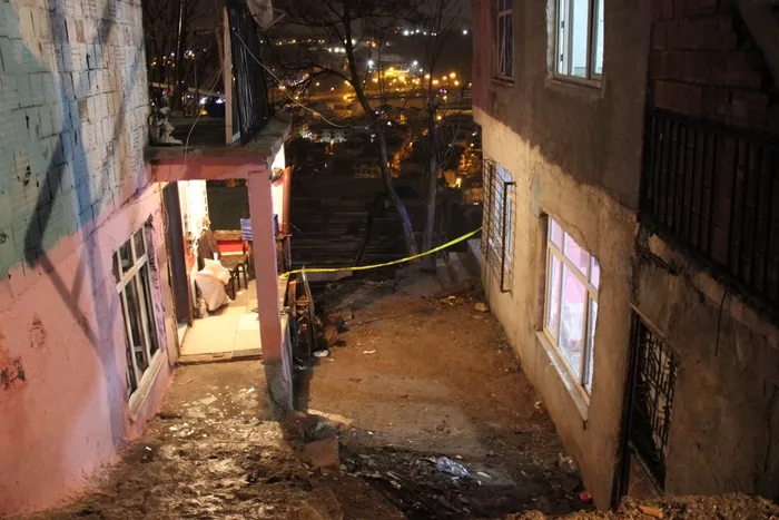 kocaelide-aileler-birbirine-girdi-1-can-kaybi-6-yarali-1645694281448.jpg Kocaeli’de aileler birbirine girdi: 1 can kaybı, 6 yaralı - 4