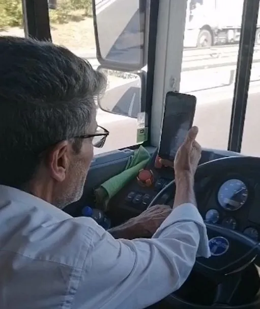 iett-skandallarina-bir-yenisini-daha-ekledi-otobus-soforu-arac-kullanirken-cep-telefonuyla-goruntulu-konusma-y-1662710215115.jpg İETT skandallarına bir yenisini daha ekledi! Otobüs şoförü araç kullanırken cep telefonuyla görüntülü konuşma yaptı - 3