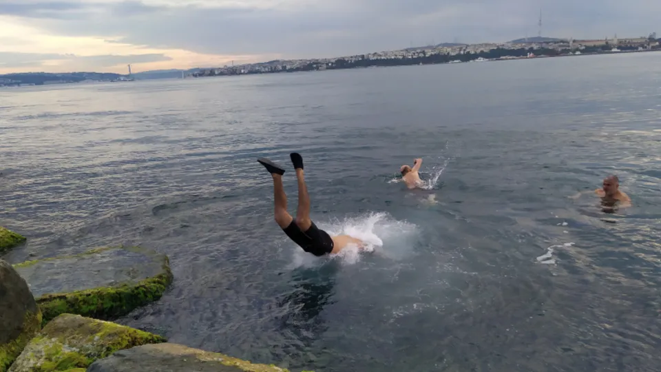 Son dakika: İstanbul'da kısıtlama kalkınca denize koştular