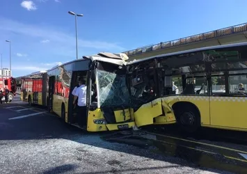Metrobüsler kafa kafaya çarpıştı!