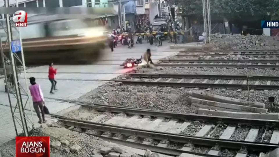 Tren motosikleti ezip geçti! Dikkatsizliği hayatına mal oluyordu