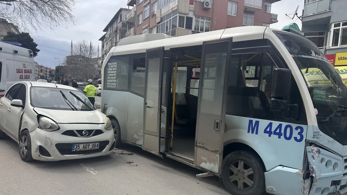 Maltepe'de yolcu minibüsü ile otomobilin çarpıştığı kazada 3 kişi yaralandı
