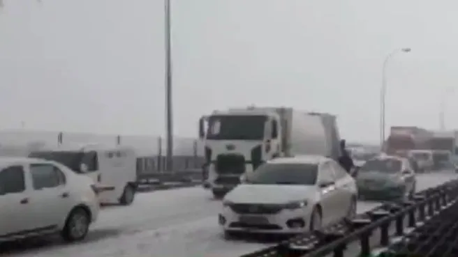 İstanbul Tem Otoyolu’nda kaza: Yol trafiğe kapandı