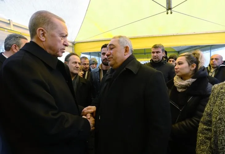 Başkan Recep Tayyip Erdoğan Gaziantep'te depremzedeleri ziyaret etti! Yanına gelen kadın sarılıp ağladı