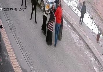 Saçları elinde kaldı! 3 kadının sokak kavgası kameraya yansıdı