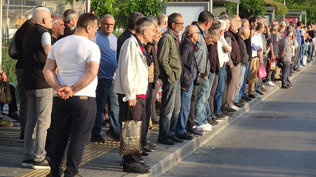 İzmir'de vatandaş duraklarda kaldı! Grev kararı veren DİSK Başkanı Özel'in yanında suspus oldu