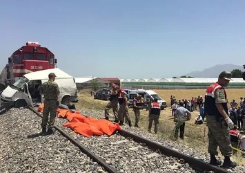 Elazığ'da yolcu treni minibüse çarptı: 9 ölü