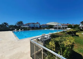 İzmir'de başörtülü kadına akılalmaz yasak!