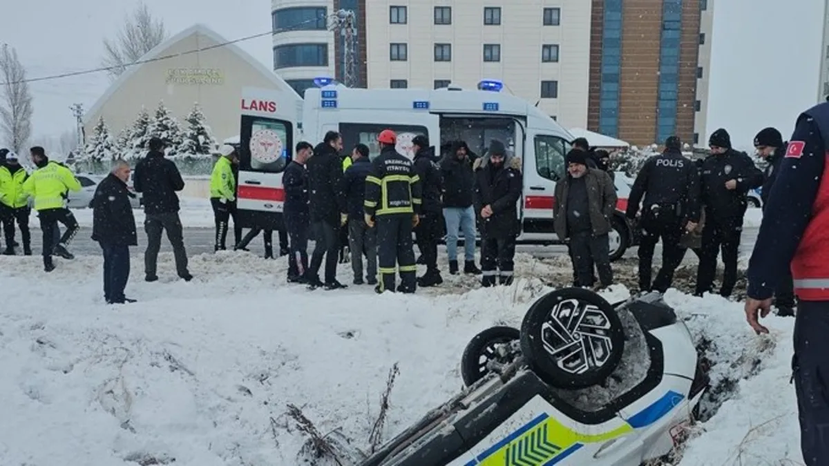 Erzincan'da polis aracı devrildi! 2 polis memuru yaralı