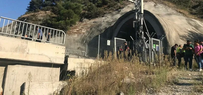 Son dakika: Bilecik'te kılavuz tren tünelde raydan çıktı: 2 ölü