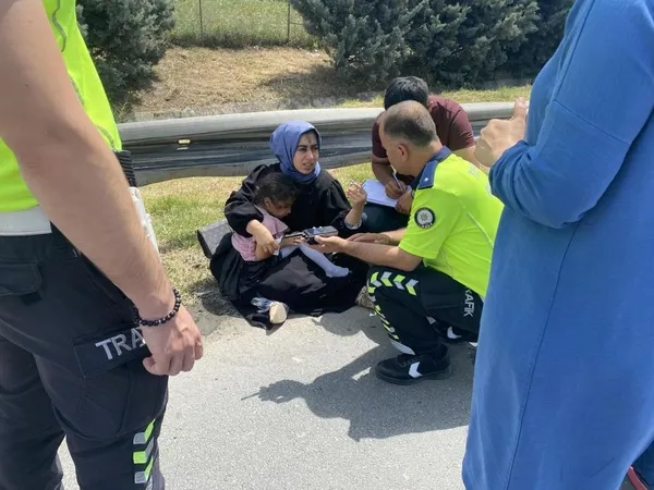 temde-feci-kaza-bayram-oncesi-mezarlik-ziyaretine-giden-aile-faciayi-yasadi-1i-agir-6-yarali-1687859529296.jpeg TEM'de feci kaza! Bayram öncesi mezarlık ziyaretine giden aile faciayı yaşadı: 1'i ağır 6 yaralı - 1