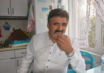 Bursa'da 59 yaşındaki adam 40 yıldır cam yiyor