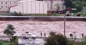 Artvin’de sağanak sonrası yollar çöktü dereler taştı