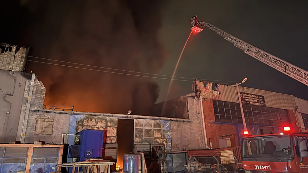 Adana'da ayakkabı fabrikasında yangın: Alevler kontrol altına alındı