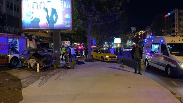 Beşiktaş’ta reklam tabelasına çarpan otomobil hurdaya döndü