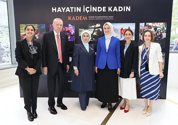 Başkan Erdoğan ve eşi Emine Erdoğan New York’ta KADEM’in fotoğraf sergisini gezdi