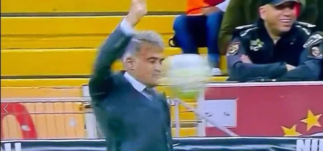 Şenol Güneş neye uğradığını şaşırdı! Galatasaray - Beşiktaş derbisine damga vuran an! Sert gelen şut önce koluna sonra yüzüne geldi