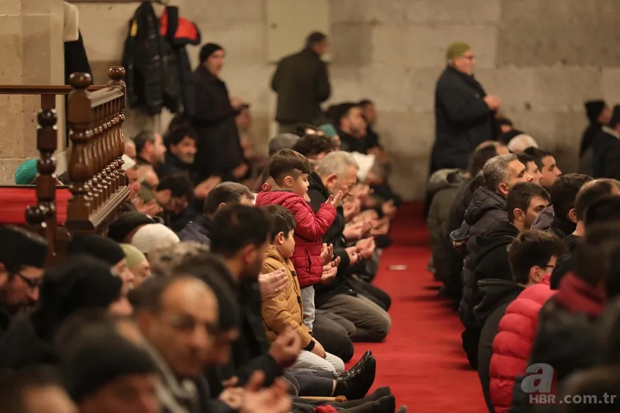 Tüm Türkiye depremde vefat edenler için ellerini semaya kaldırdı 15