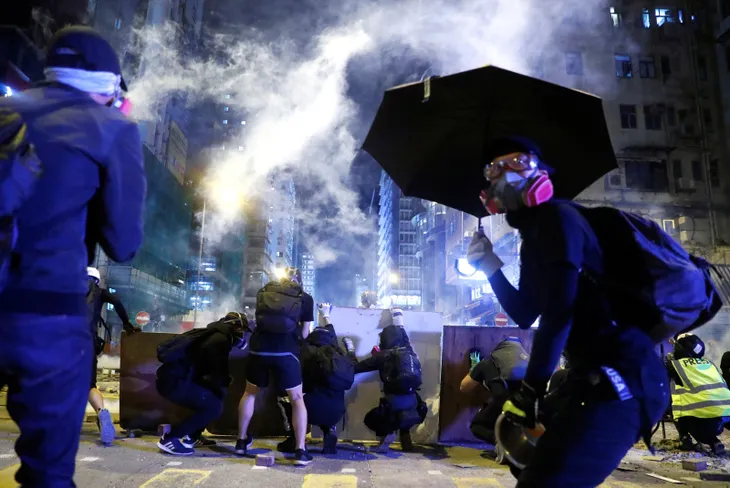 Hong Kong'da polis şiddetini artırdı! Protestoculara gerçek mermi ile müdahale - 4