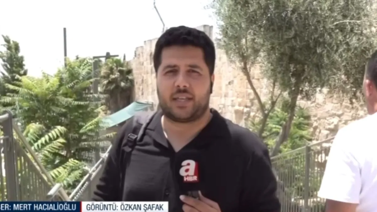 Mescid-i Aksa'da İsrail zulmü! Filistinli Müslümanlar darp edilerek yaka paça gözaltına alındı