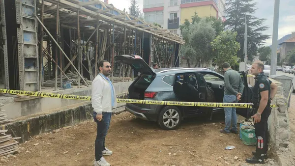 1665141563211.jpg Turistin kiraladığı lüks aracı çaldı! Duvara çarpınca yakalandı - 1