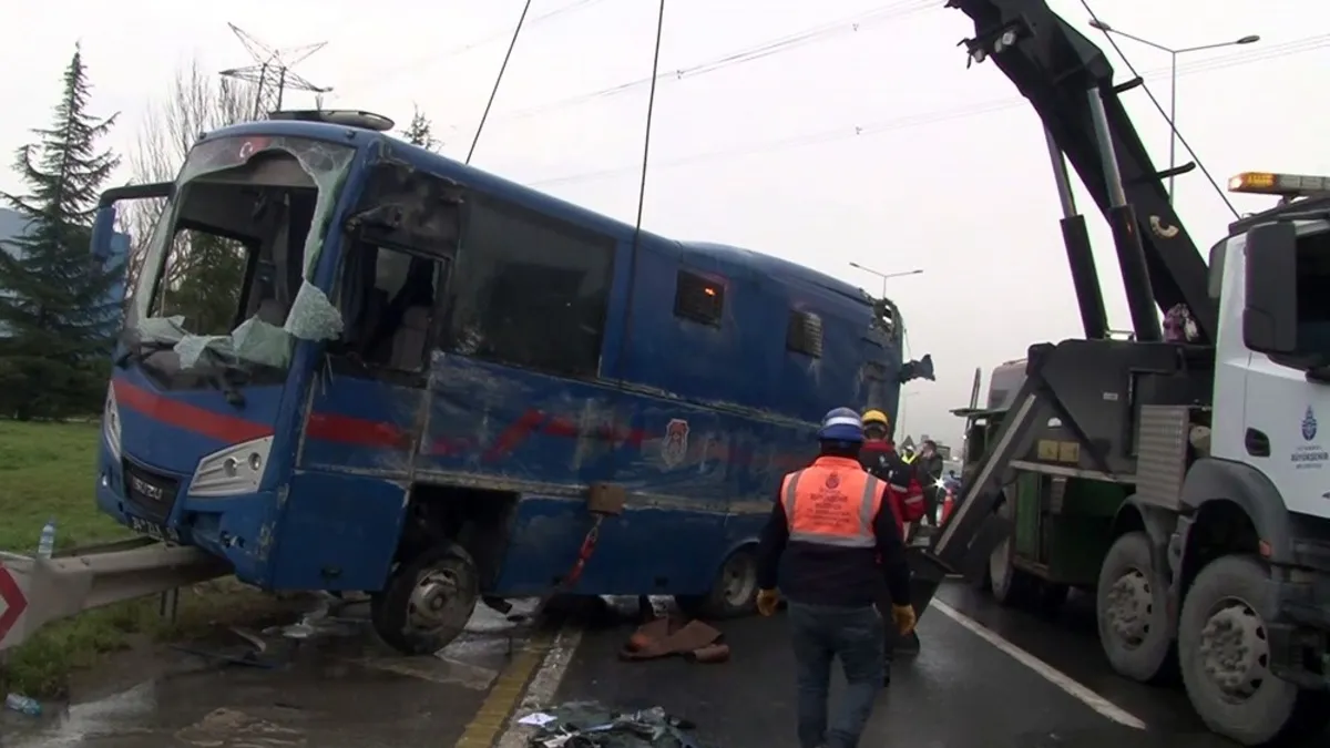 Eyüpsultan'da cezaevi nakil aracı devrildi! Çok sayıda yaralı var | Valilikten açıklama