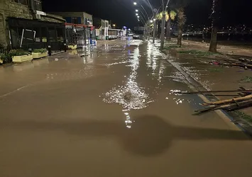 İzmir'de dereler taştı: Yeni Foça'yı su bastı