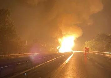 Otoyolda korku dolu anlar! Önce lastiği patladı ardından alev alev yandı!